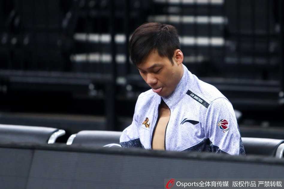 广厦男篮队员们在进行拉伸放松训练，胡金秋等年轻球员表情轻松但眼神坚定，他们在体能教练的指导下充分活动身体，为高强度的季后赛做好身体机能的准备。