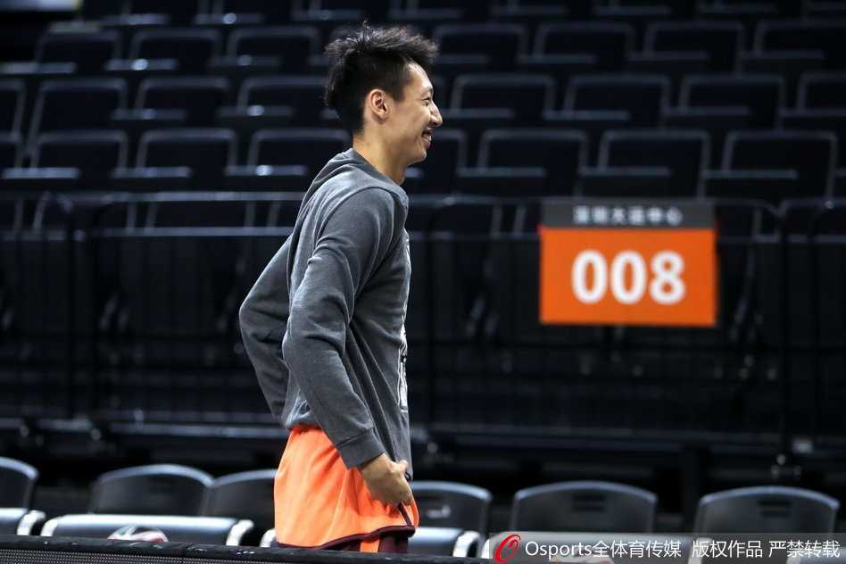 常规赛最有价值外援福特森在训练间隙神情专注地查看手机，似乎在与教练组沟通战术或是缓解赛前紧张情绪，他标志性的辫子发型在认真低头时格外醒目。