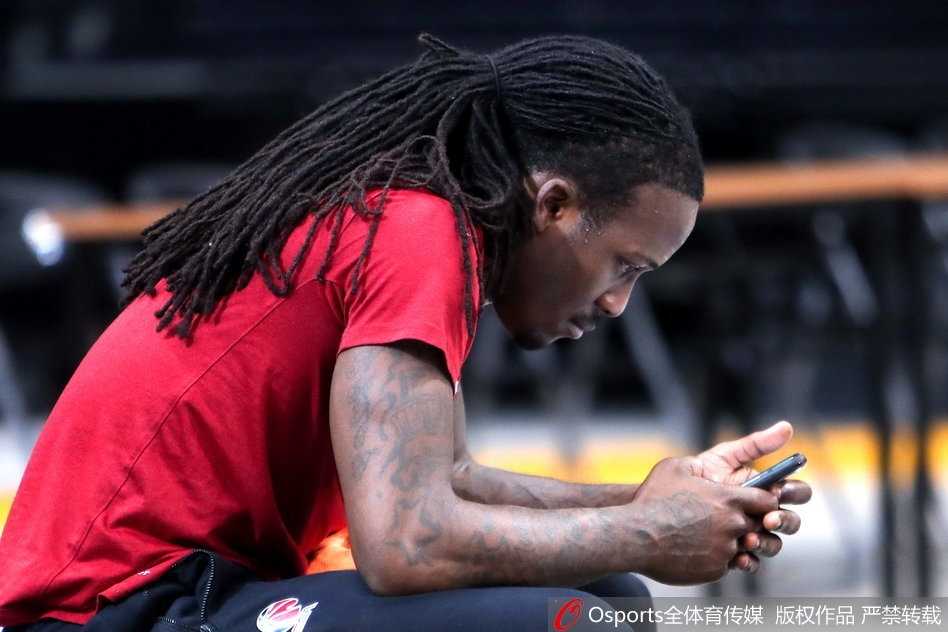 广厦球员们在进行战术跑动练习，人动球动的画面展现了常规赛冠军的战术素养，每一次无球跑动都经过精心设计，为即将到来的季后赛首战储备进攻套路。