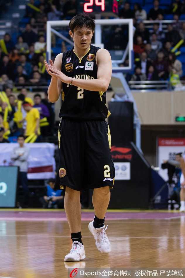 季后赛首战狂砍三十三分 丁彦雨航率山东力克江苏抢占先机 丁彦雨航面对江苏队防守球员,眼神坚毅,高高跃起干拔跳投,篮球在空中划出完美弧线。