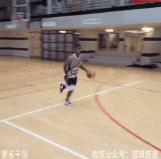 他在三分线外运筹帷幄，眼神坚毅地盯着篮筐，突然一个箭步启动，在高速行进中完成背后换手，随即腾空而起，人与球在空中舒展成一幅充满力量感的画卷。