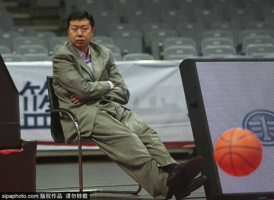 守望与传承:王治郅的场边独白 比赛间隙,王治郅神情略显疲惫却依然坚毅,仿佛在回味自己曾经在赛场上驰骋的峥嵘岁月。