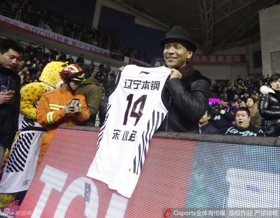 宋小宝化身辽篮吉祥物,身披14号战袍为“兄弟”哈德森呐喊助威 宋小宝激情澎湃地走入赛场边缘,咧嘴大笑为场上队员呐喊助威,其投入的神情成功在激烈的比赛画面中“抢戏”成为亮点。