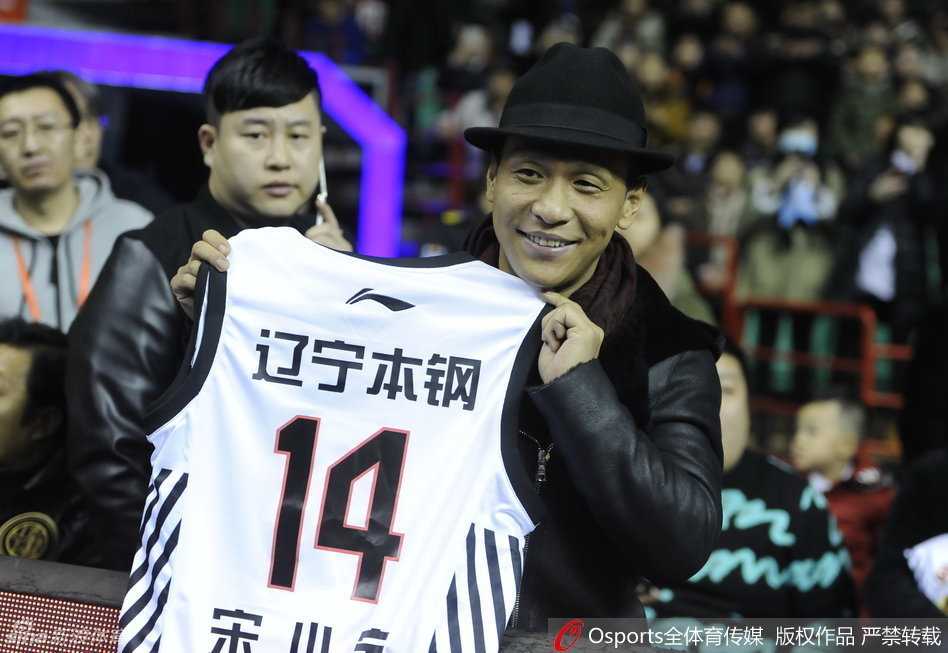 宋小宝化身辽篮吉祥物,身披14号战袍为“兄弟”哈德森呐喊助威 场边的宋小宝神情专注地与身边好友低头耳语,眉宇间透着对比赛的投入与热爱,不时露出标志性的狡黠笑容。
