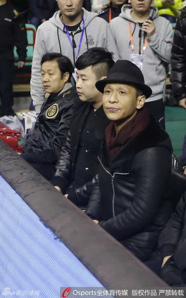 宋小宝化身辽篮吉祥物,身披14号战袍为“兄弟”哈德森呐喊助威 回归观众席的宋小宝双手交叠置于膝上,全神贯注地关注着场上局势,展现出作为一名辽宁队铁杆球迷的认真与深情。