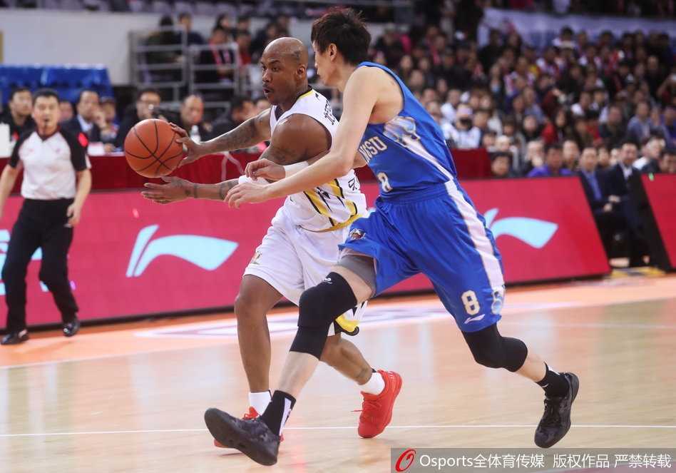 在防守端，马布里同样不遗余力，他高高跃起干扰对手传球，这一幕定格了他职业生涯中一贯的拼搏精神，即使在最后一场也未曾改变。