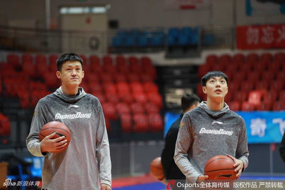 训练结束后，易建联在场边拉伸放松。窗外透进的余晖洒在他身上，这位中国篮球的领军人物即将带领广东宏远踏上新的征程。