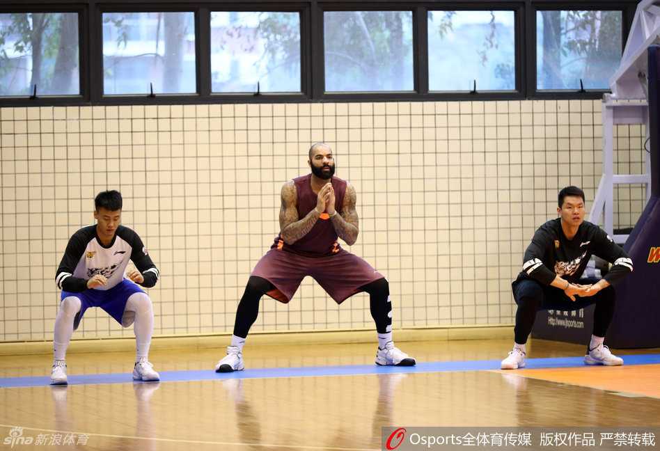 宏远训练场风云:阿联霸气回归,布泽尔“怪异投篮”成焦点,周鹏老而弥坚 老将周鹏在训练间隙依旧刻苦加练投篮,坚毅的表情下是对篮球最纯粹的热爱,皮球在空中划出的弧线见证着他的坚守。