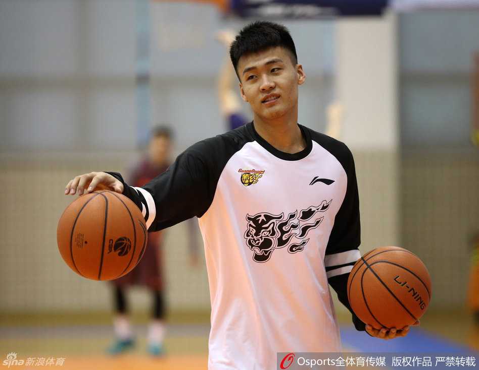 宏远训练场风云:阿联霸气回归,布泽尔“怪异投篮”成焦点,周鹏老而弥坚 训练结束后,易建联独自加练运球,巨大的手掌牢牢掌控着篮球,他全神贯注的表情仿佛在雕琢艺术品,正是这份专注成就了中国篮球的传奇。