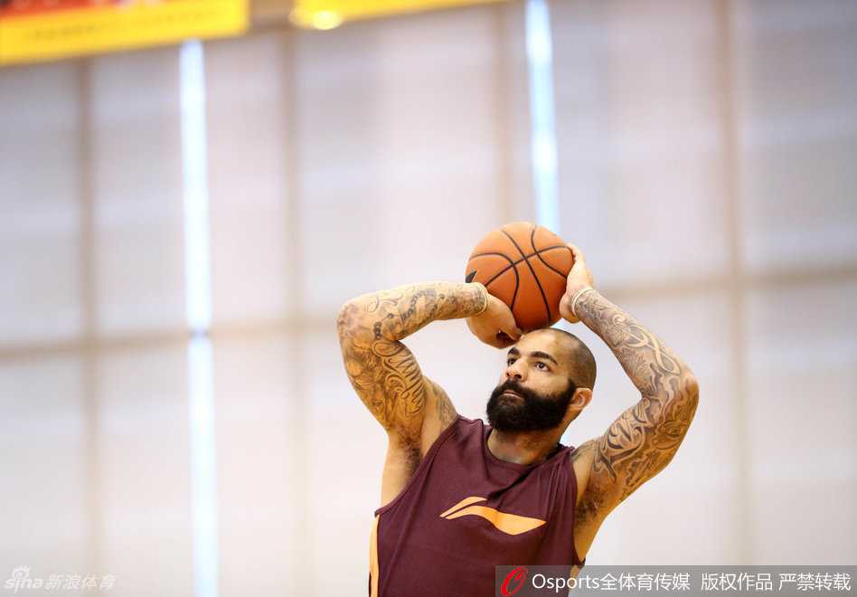 宏远训练场风云:阿联霸气回归,布泽尔“怪异投篮”成焦点,周鹏老而弥坚 年轻前锋高尚在训练中全神贯注,他接球后果断出手,篮球带着旋转飞向篮筐,脸上写满了想要证明自己的渴望。