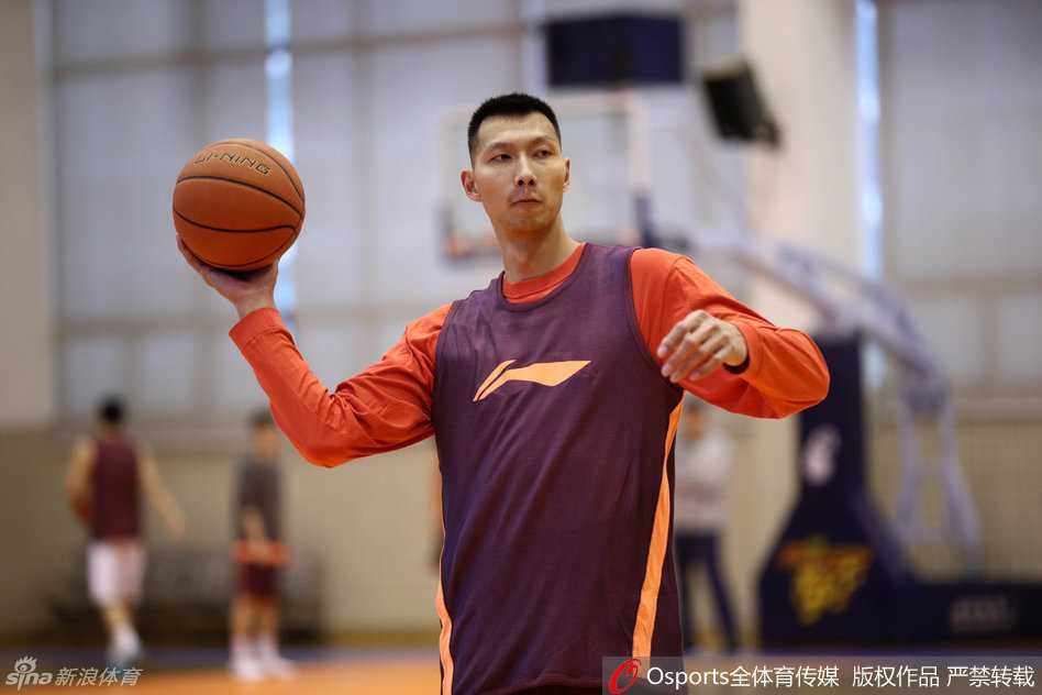 宏远训练场风云:阿联霸气回归,布泽尔“怪异投篮”成焦点,周鹏老而弥坚 球队灵魂易建联在训练中展现出极佳的视野,他用一记精准的击地传球撕开防线,眼神中透露出绝对的自信与领袖风范。