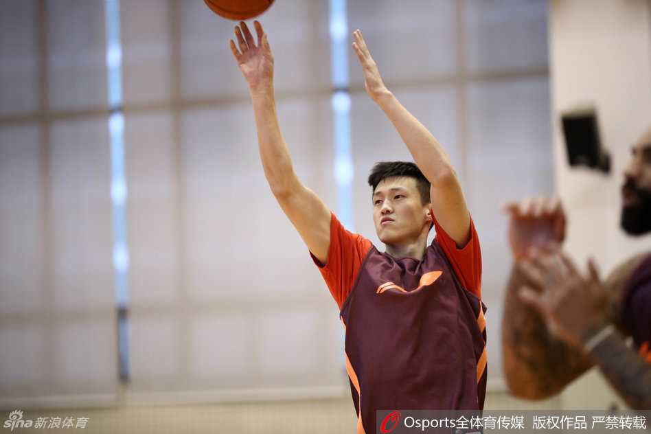 宏远训练场风云:阿联霸气回归,布泽尔“怪异投篮”成焦点,周鹏老而弥坚 后卫陈江华再现“鬼手”本色,他在高速突破中突然刹车,身体如弹簧般升起,以一记标准的急停跳投终结进攻,动作一气呵成。