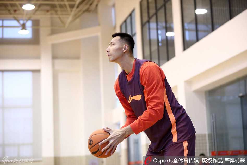 宏远训练场风云:阿联霸气回归,布泽尔“怪异投篮”成焦点,周鹏老而弥坚 卡洛斯·布泽尔再现江湖绝技,他持球面对防守,头部一个逼真的投篮假动作晃晕对手,随即加速突破,这记“拜佛”过人堪称今日训练最佳镜头。