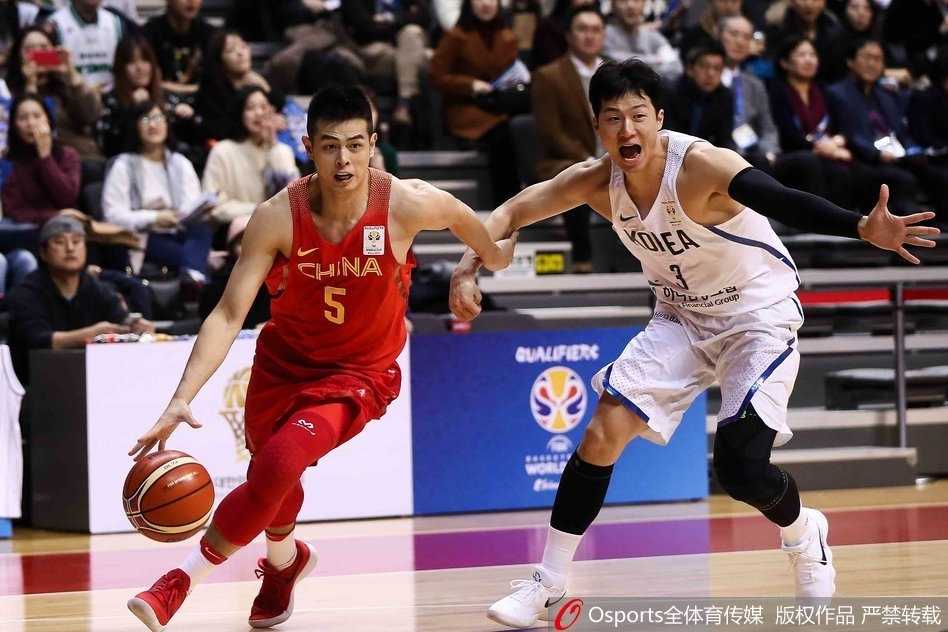 孙铭徽高高跃起外线出手三分，皮球脱手瞬间，他身后的韩国防守球员只能望球兴叹，表情充满了无奈。