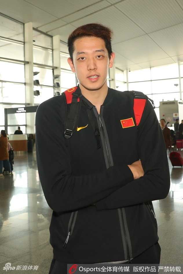 客场掀翻太极虎 男篮红队首尔扬威 面对韩国队员的贴身紧逼,丁彦雨航用标志性的交叉步运球试图摆脱防守,他那充满爆发力的突破是中国队撕开对手防线的致命武器。