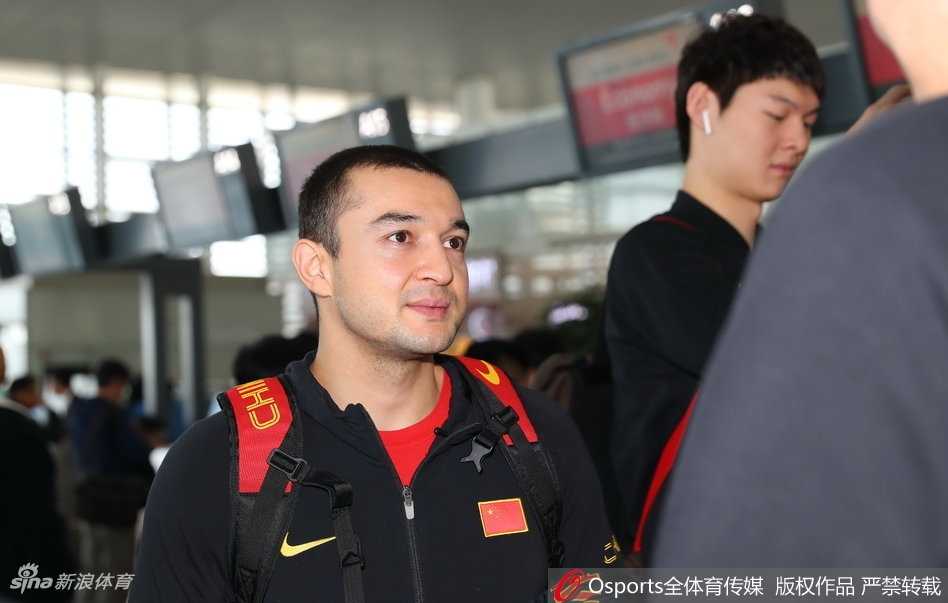 客场掀翻太极虎 男篮红队首尔扬威 内线悍将王哲林在韩国队员的夹击之下依然奋力起跳,他用一次次强硬的篮板球和篮下强攻,捍卫着中国队的禁区尊严,最终拿下两双数据。