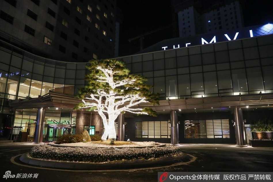 客场掀翻太极虎 青春风暴正当时 酒店大堂内,丁彦雨航身背运动背包低头走过,神情专注而冷峻,他肩上的背包仿佛装满了即将在赛场上释放的巨大能量。