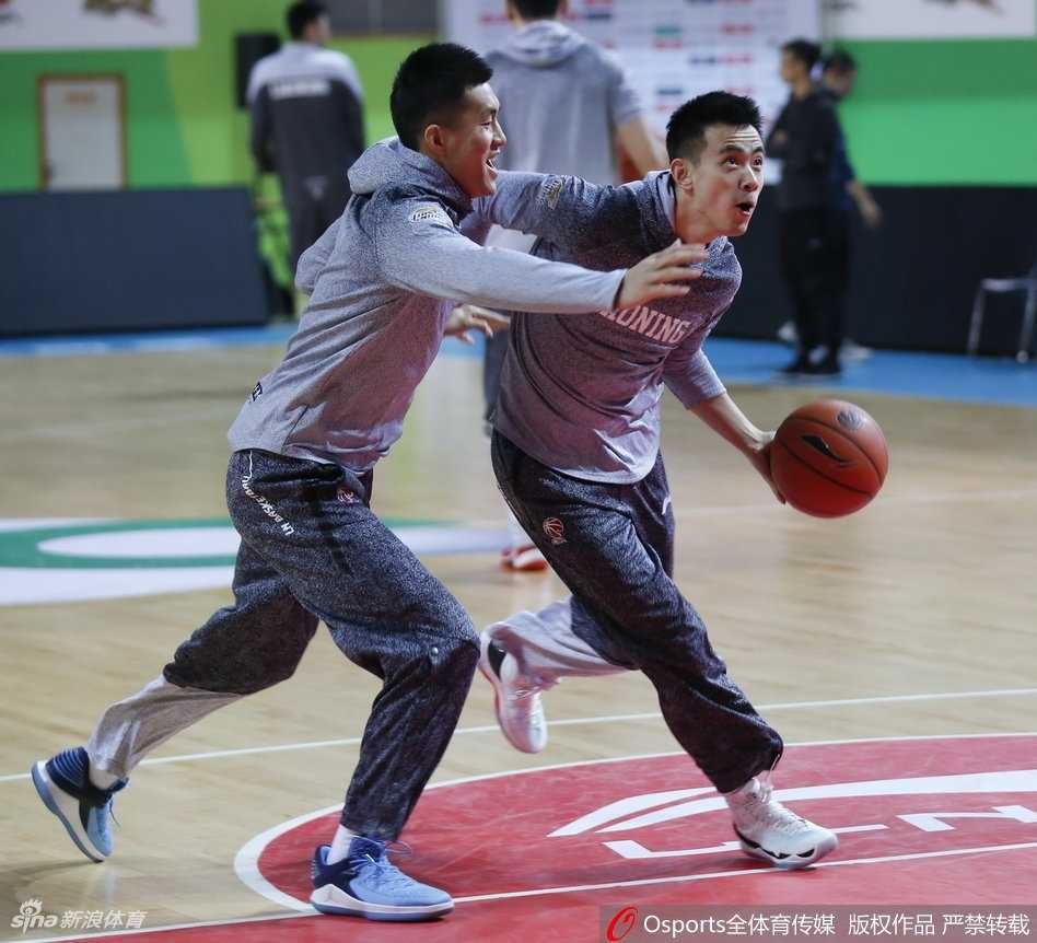 训练结束后，队长韩德君与李晓旭并肩而立，两人低声交流着内线防守的心得，身后是空旷的看台，兄弟间的信任与默契尽在不言中。