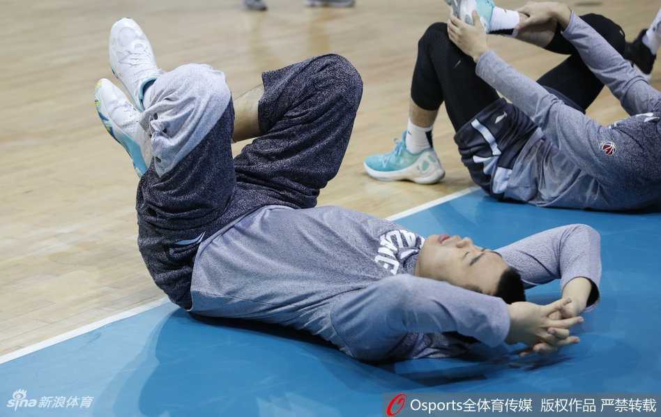 灯光聚焦的赛场上，郭士强指导神情专注地双手抱胸，目光如炬地注视着球员们的每一个跑动和投篮动作，仿佛一切战术变化都尽在他的掌握之中。