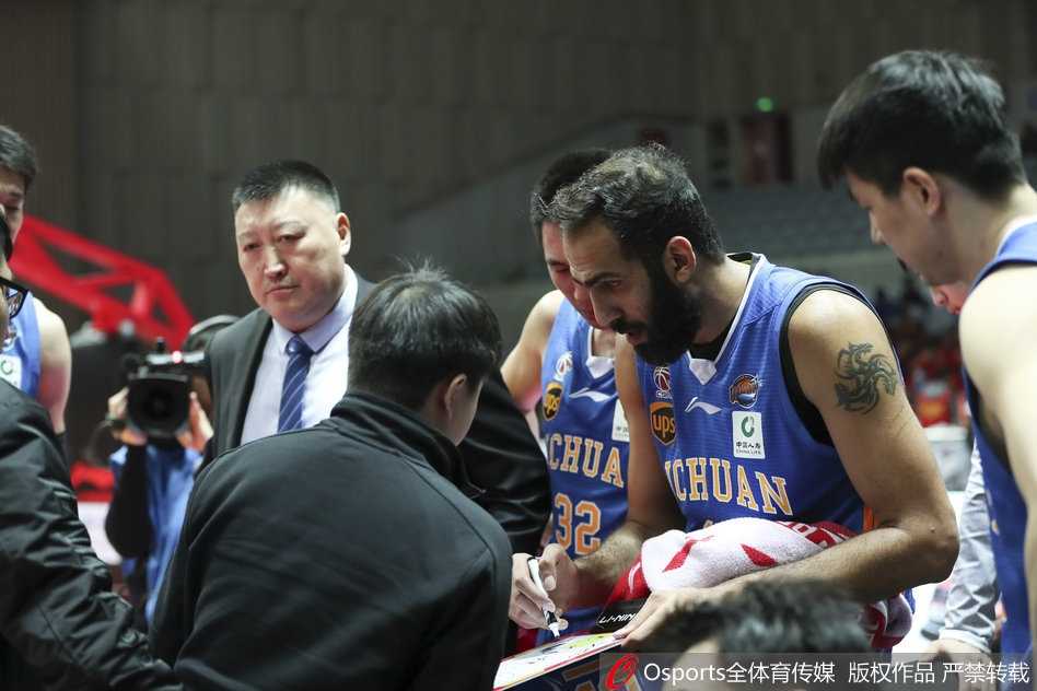 客场首胜定乾坤 哈达迪双二十撑起四川内线 哈达迪在八一内线群中高高跃起,单臂将球劈入篮筐,身旁防守球员望球兴叹。