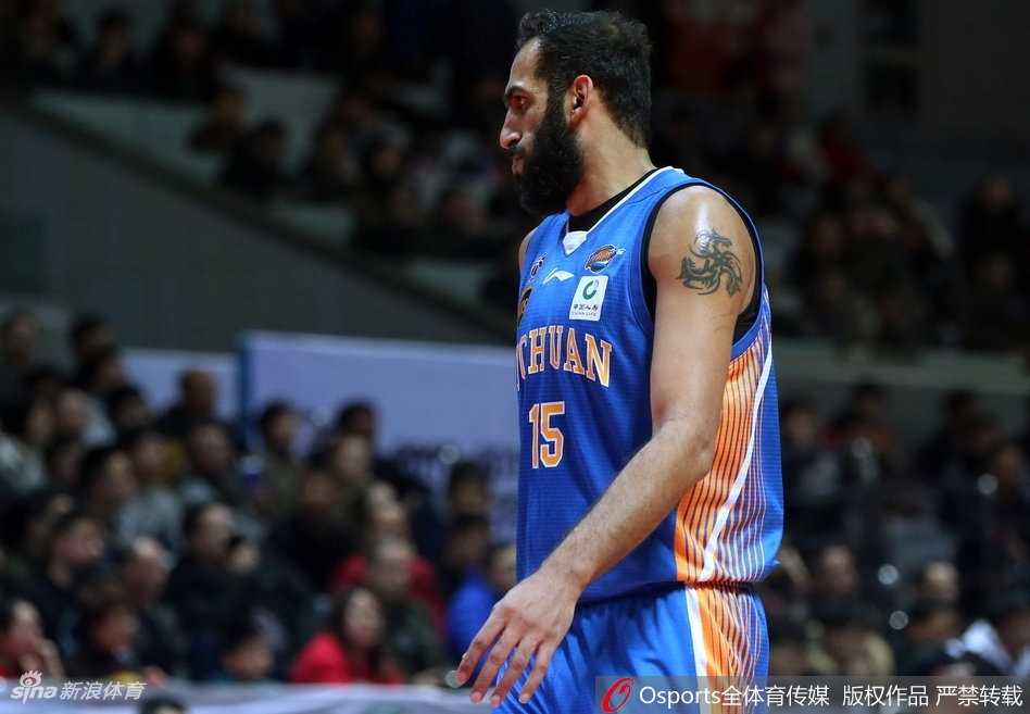 客场首胜定乾坤 哈达迪双二十撑起四川内线 八一队曹岩突破上篮瞬间,身体在空中舒展如弓,面对四川队员的封堵毫不畏惧。