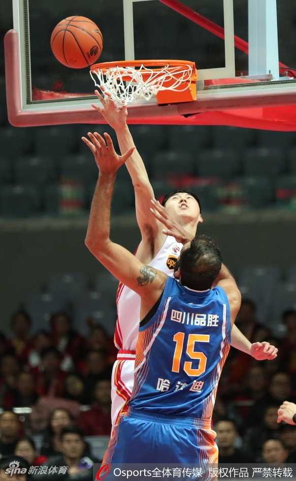 客场首胜定乾坤 哈达迪双二十撑起四川内线 比赛结束后,哈达迪紧握双拳仰天长啸,身后的队友们纷纷涌上前来,庆祝这场来之不易的客场胜利。