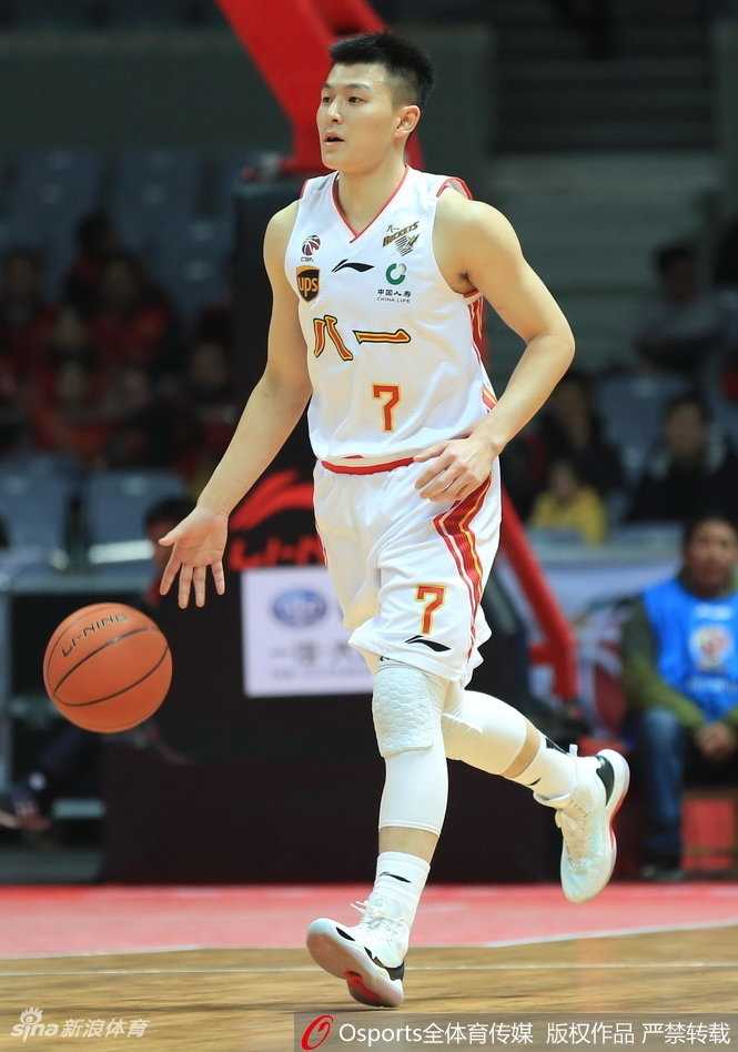 客场首胜定乾坤 哈达迪双二十撑起四川内线 四川老将刘炜在贴身紧逼下冷静护球,眼神坚定地观察队友跑位,场上气氛剑拔弩张。