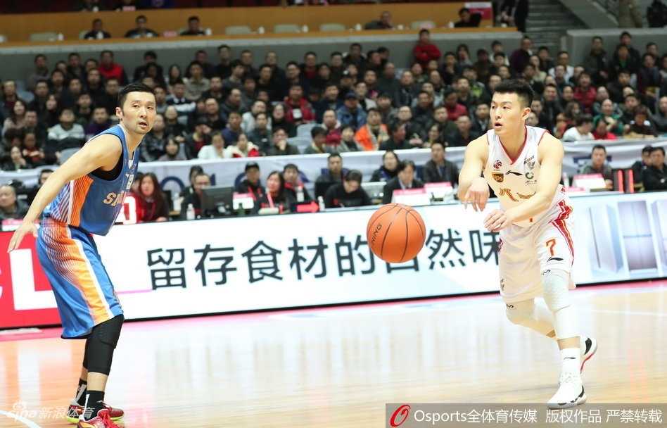 客场首胜定乾坤 哈达迪双二十撑起四川内线 四川队暂停期间,哈达迪主动接过战术板,神情专注地为队友画着战术跑位,颇有领袖风范。