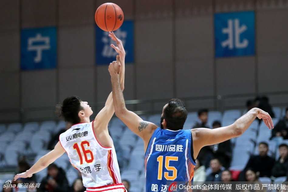 客场首胜定乾坤 哈达迪双二十撑起四川内线 八一球员飞身拼抢地板球,两人几乎同时触球,汗水飞溅,展现了绝不放弃的拼搏精神。