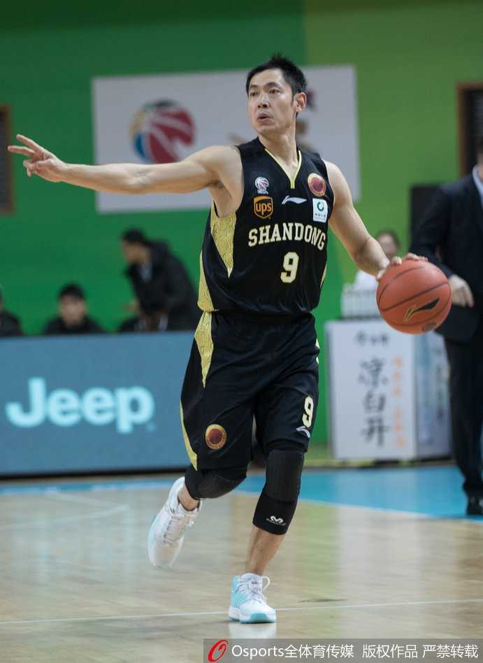 泰·劳森面对防守自信出手，皮球在空中划出完美弧线，应声入网