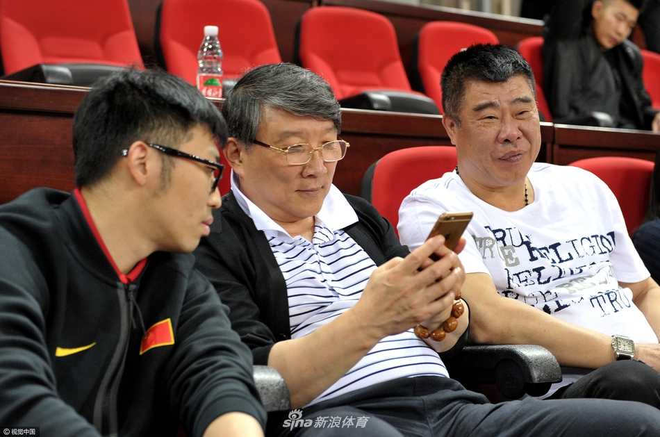 宫鲁鸣全运赛场边从容观战 一抹笑容见证篮球人生 场边的宫鲁鸣低头查看手机,神情专注。即便是在观赛放松时刻,他依然保持着与外界的紧密联系,或许正在关注着中国篮球的点点滴滴。