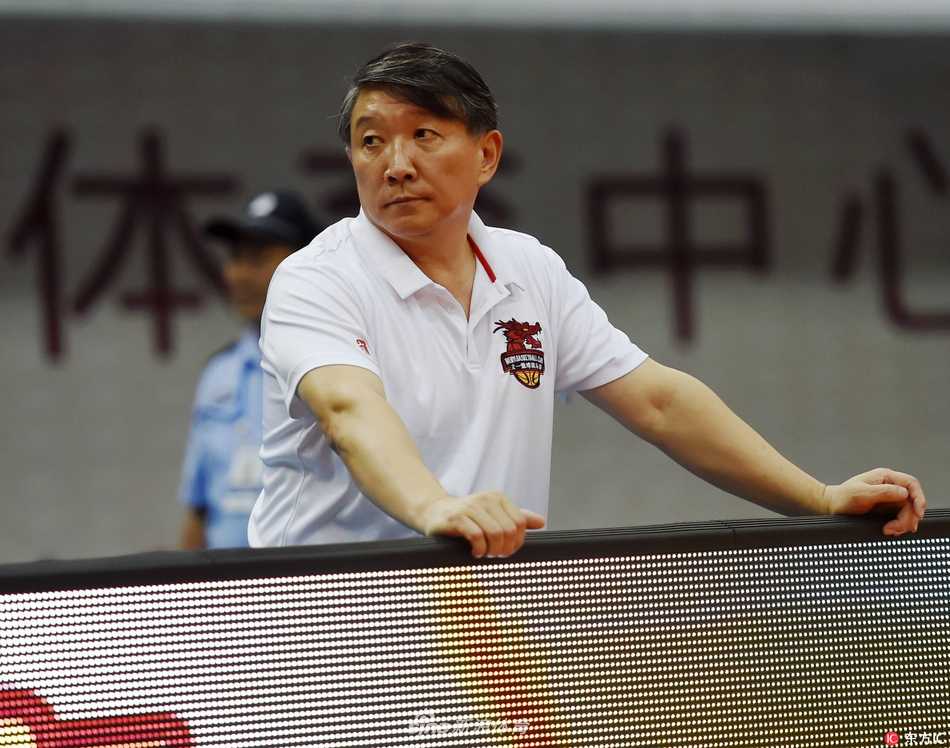 宫鲁鸣督战下的复仇:洛阳中赫激战安徽文一,史密斯单枪匹马挑落卫冕冠军 安徽文一小外援吉布森面对严防死守,依然自信出手,篮球划过一道完美弧线,这位CBA的老熟人在NBL赛场上同样展示着顶级得分手的本色。