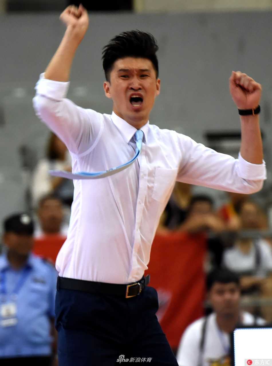 宫鲁鸣督战下的复仇:洛阳中赫激战安徽文一,史密斯单枪匹马挑落卫冕冠军 洛阳外援拉斯-史密斯在长人如林的安徽内线中强行上篮,身体在空中完全舒展,用一次不可思议的拉杆挑战着卫冕冠军的防守权威。