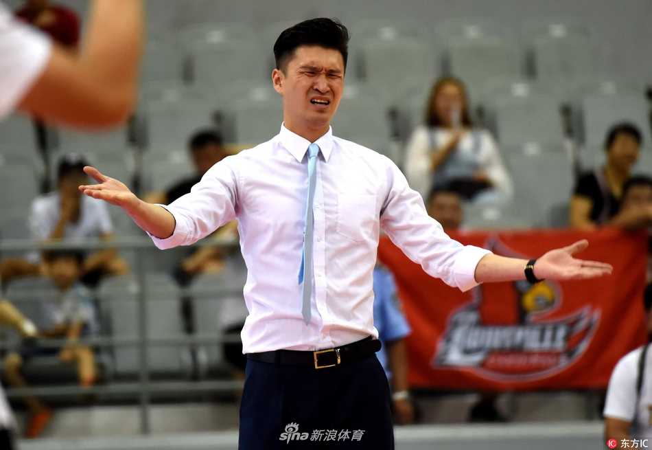 宫鲁鸣督战下的复仇:洛阳中赫激战安徽文一,史密斯单枪匹马挑落卫冕冠军 双方球员在禁区展开激烈肉搏,肌肉碰撞声仿佛穿透画面,篮球在众人指尖飞舞,完美诠释了NBL联赛对抗的惨烈程度。