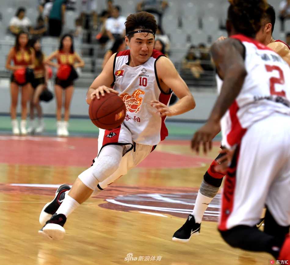 宫鲁鸣督战下的复仇:洛阳中赫激战安徽文一,史密斯单枪匹马挑落卫冕冠军 场边的宫鲁指导面色凝重,双手环抱胸前,目光如炬紧盯场上局势,这位中国篮坛的泰斗级人物随队出征,为年轻的安徽文一队带来了无形的力量。