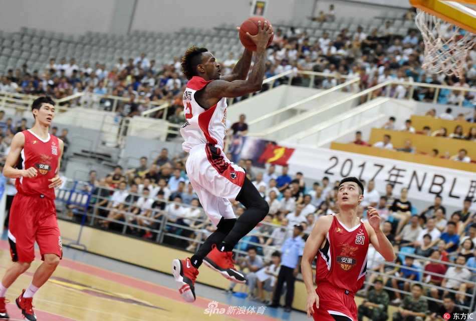 宫鲁鸣督战下的复仇:洛阳中赫激战安徽文一,史密斯单枪匹马挑落卫冕冠军 少帅霍楠难掩激动,在场边张大嘴巴激情指挥,肢体语言极其丰富,仿佛要将自己的全部能量传递给场上的每一位弟子。