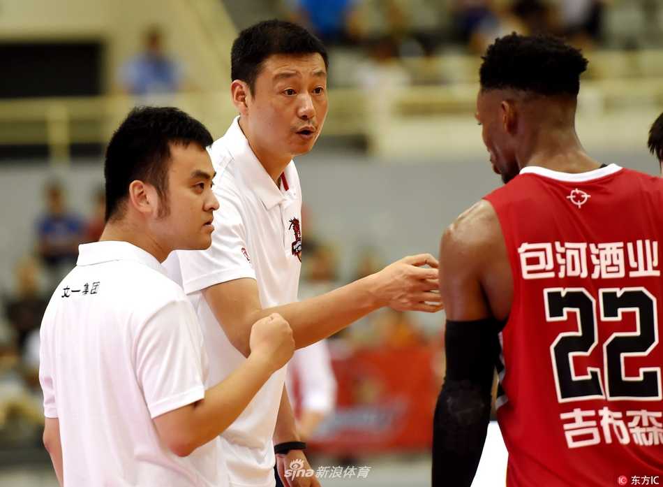 宫鲁鸣督战下的复仇:洛阳中赫激战安徽文一,史密斯单枪匹马挑落卫冕冠军 霍楠教练在场边为球员的精彩表现鼓掌叫好,脸上的笑容灿烂而真诚,这一刻他的激情指挥终于换来了对阵强敌的宝贵胜利。