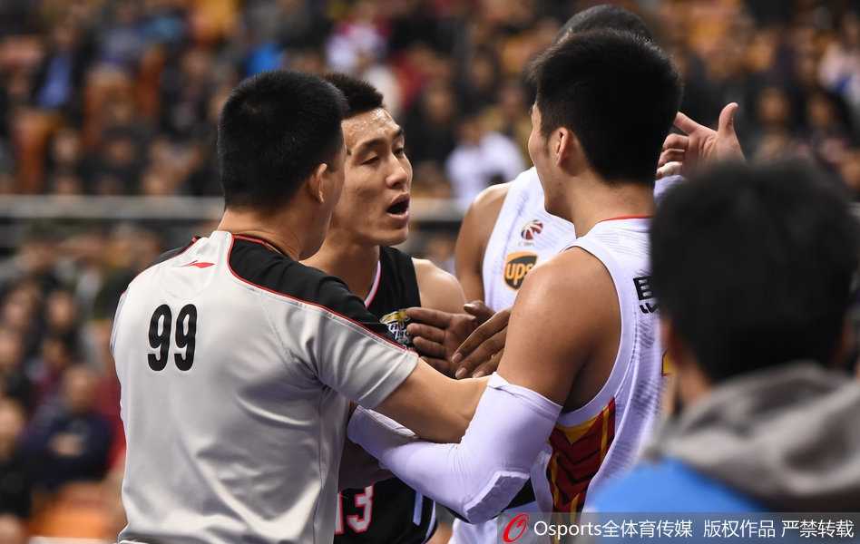 郭艾伦持球突破，于德豪如影随形地紧贴防守，两人眼神交汇处仿佛迸发出激烈的火光。