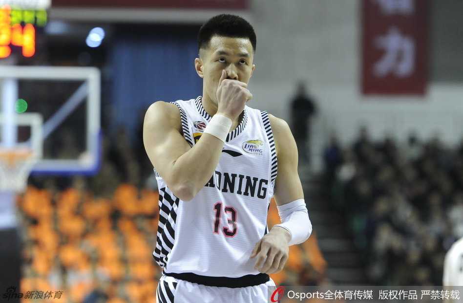 韩德君张开双臂奋力顶防哈达迪的背打，两人在篮下肌肉碰撞火星四溅，这次内线的巅峰对决成为决定比赛走势的关键因素。