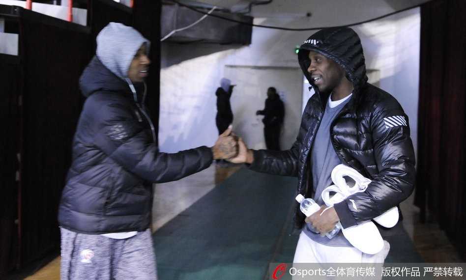 宿敌相逢勇者胜——记亚当斯与哈德森的赛场情谊 训练即将结束,两人准备各自归队。亚当斯转身离去前,仍回头望向哈德森,眼神中带着笑意;哈德森也目送着他,整个画面充满了一种老友重逢后的温暖。