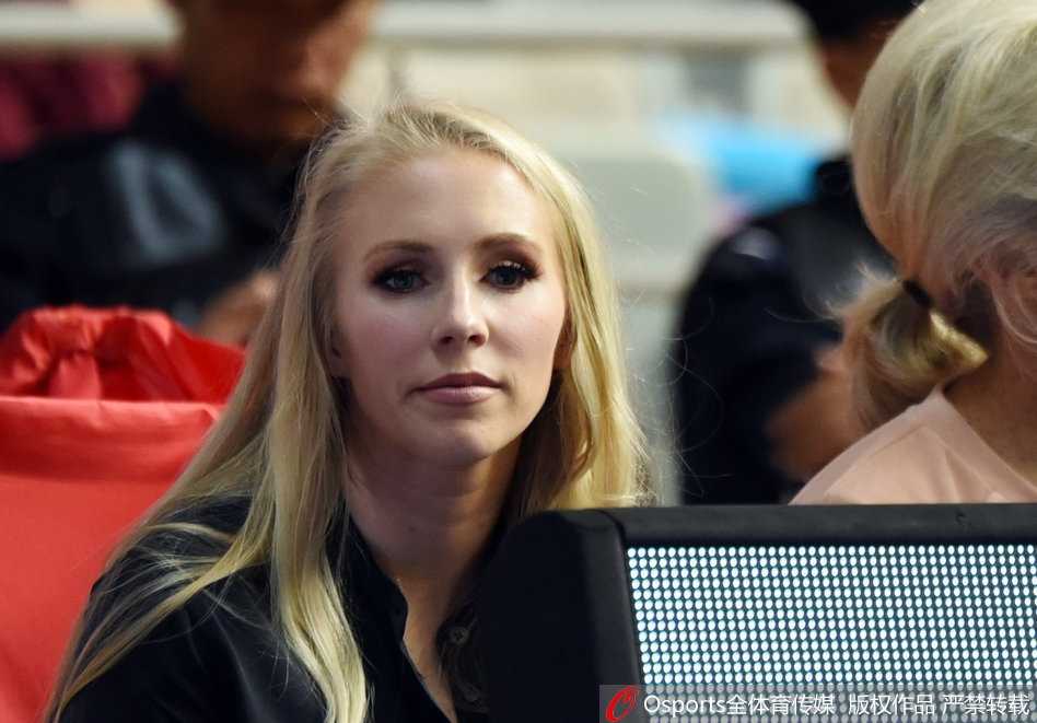 惠特尼张开双臂仰天大笑，仿佛为寂寞大神的精彩进球疯狂打call