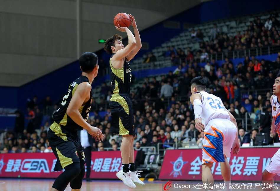 丁彦雨航面对多人包夹防守，毫无惧色强行突破，展现出常规赛MVP的强硬与霸气。