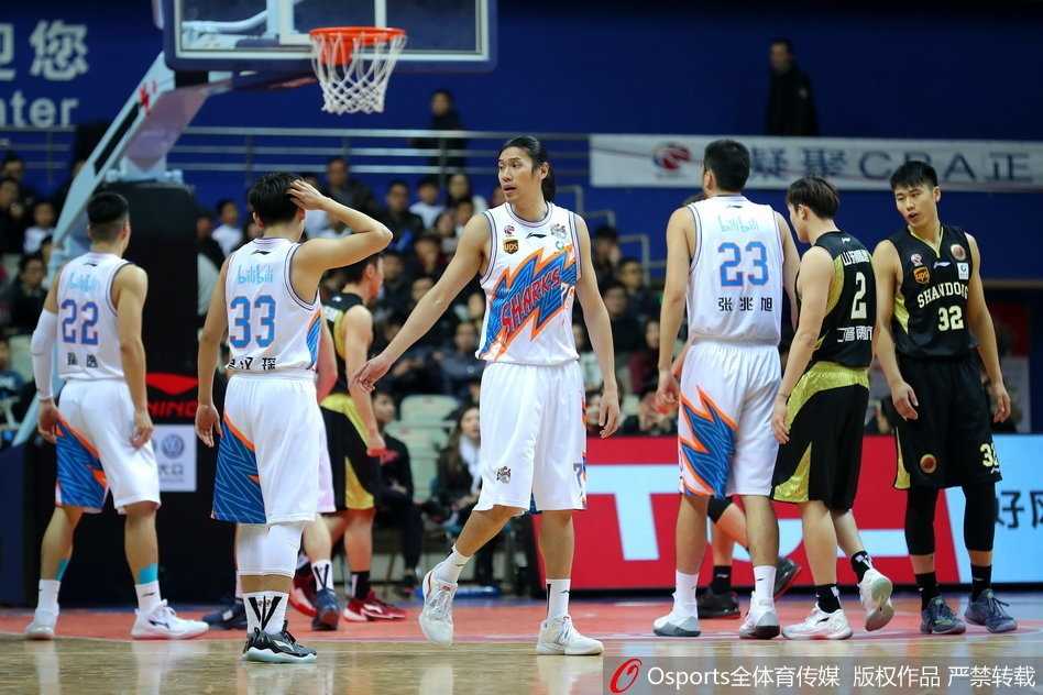 弗雷戴特迎着防守球员高高跃起，手腕轻抖，三分球如精确制导导弹般空心入网，瞬间点燃整个源深体育馆。