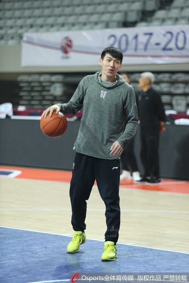 赖俊豪高高跃起，在空中双手接住皮球，犹如大鹏展翅，即将完成一次势大力沉的空中接力。