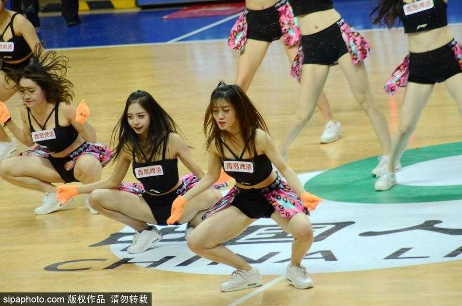 赛后，空旷的球场中央只剩下拉拉队还在进行最后的收尾工作，她们围成一圈加油打气。大屏幕上比分刺眼，但这些女孩的背影却显得坚韧而挺拔，期待下一场卷土重来。