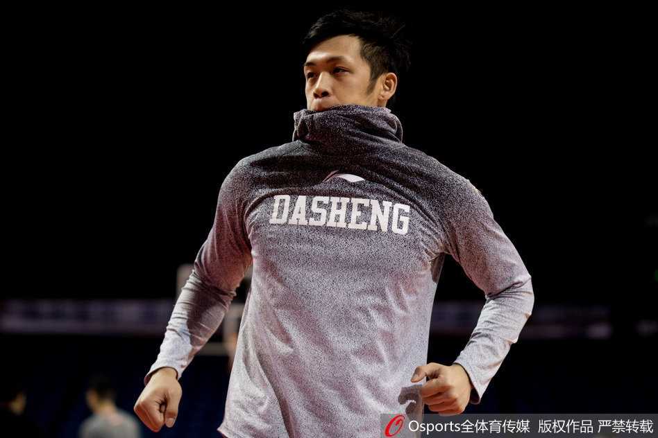 同曦众将挥汗如雨，在教练组紧盯下打磨每一个攻防细节，眼神中充满对胜利的渴望。