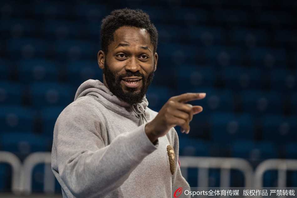 外援希克森在内线展现出绝对统治力，即使是训练中的一次卡位也全力以赴，肌肉的碰撞声仿佛是战场上的鼓点。