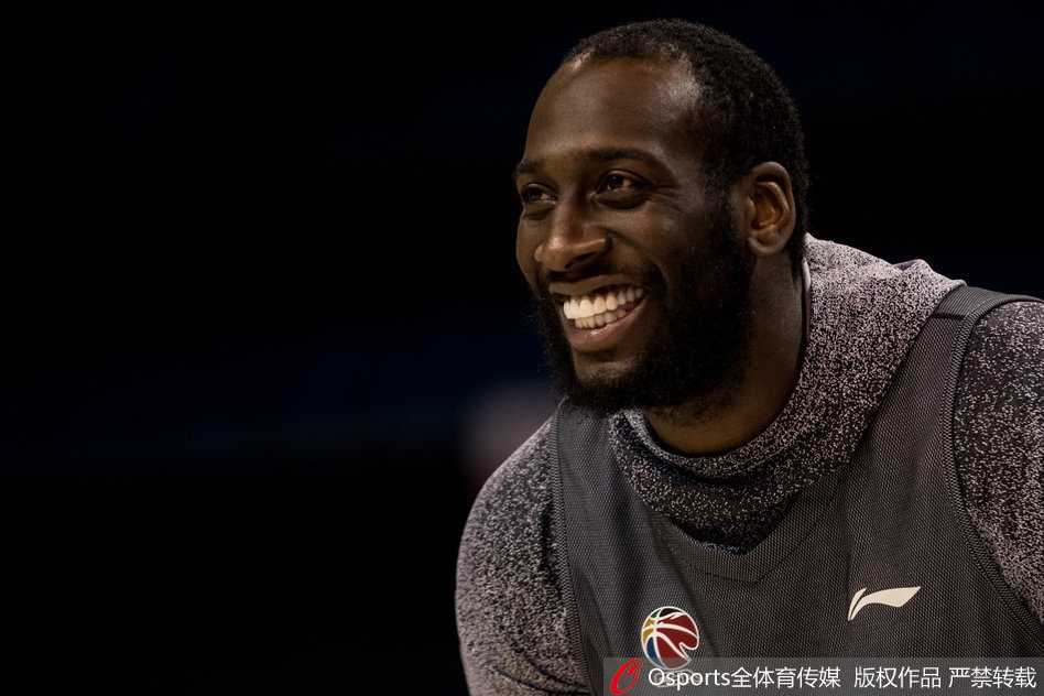 防守悍将宋建骅张开双臂宛如大鹏展翅，他用令人窒息的全场紧逼给持球人施加巨大压力，汗水飞溅在地板上。