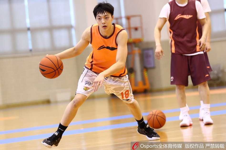 宏远灵魂易建联在训练中目光如炬，专注瞄准篮筐，每一次出手都透着杀气与自信。