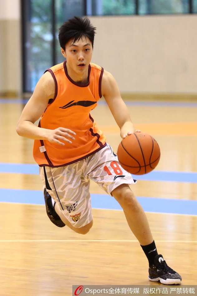 杨金蒙运球突破眼神犀利，浑身散发着年轻人的拼劲，他正试图在激烈竞争中闯出自己的一片天。
